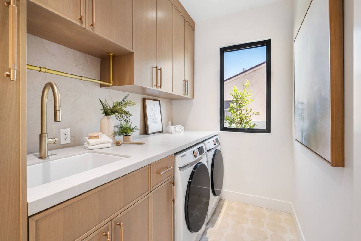Buanderie sur mesure avec rangements et appareils intégrés